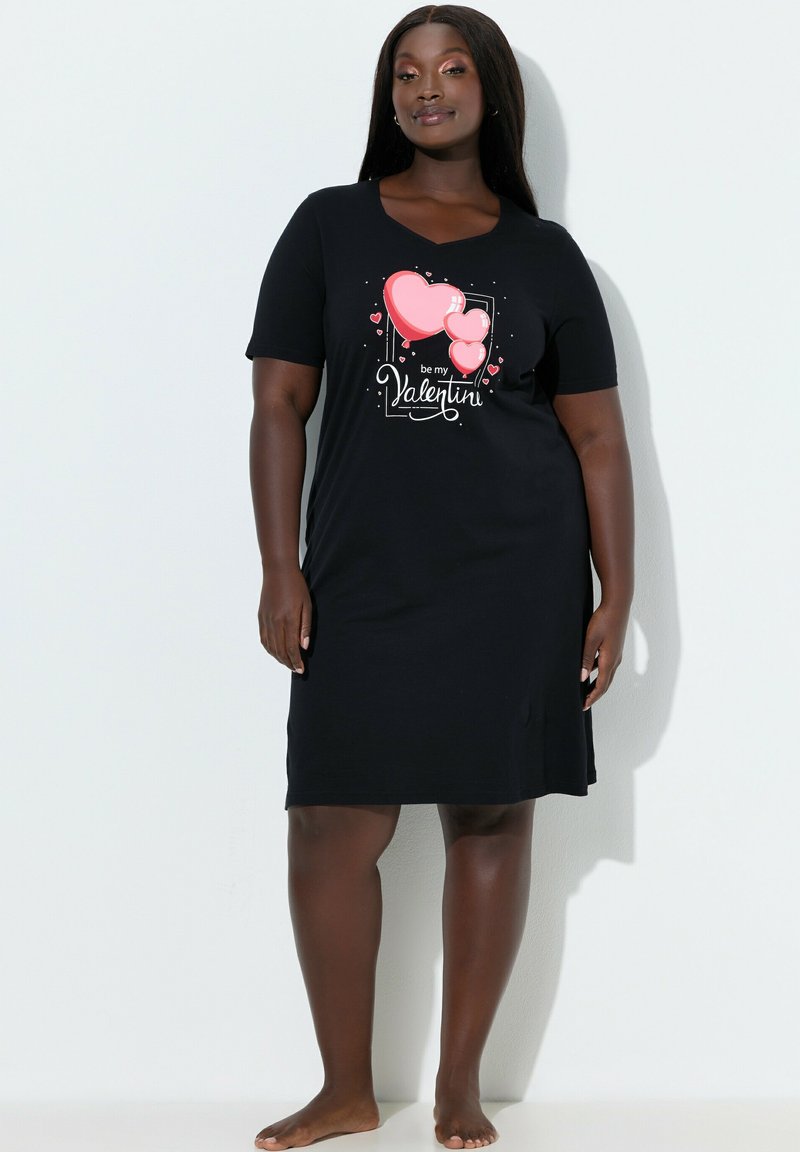 Camicia da notte nera a maniche corte con scollo a V, decorata con una grafica colorata di un palloncino rosa e la scritta "be my Valenti".