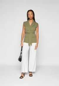 JDY JDYGIA LIFE BELT WAISTCOAT - Strukirani kaput - deep lichen green