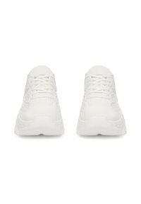 Bílé tenisky s texturovaným svrškem, kulatou špičkou a šesti dírkovým šněrováním. Mají polstrovanou podrážku a hladký, bezproblémový design.