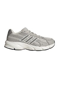 Baskets de sport gris clair avec dessus en mesh, design à lacets, semelle blanche amortissante et trois bandes réfléchissantes sur le côté.