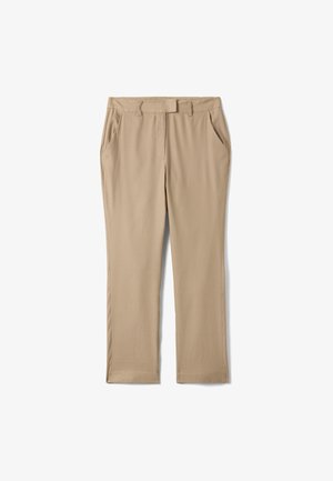 Beige broek met rechte pijpen, zijzakken, riemlussen en een verborgen sluiting aan de voorkant, plat gelegd op een witte achtergrond.