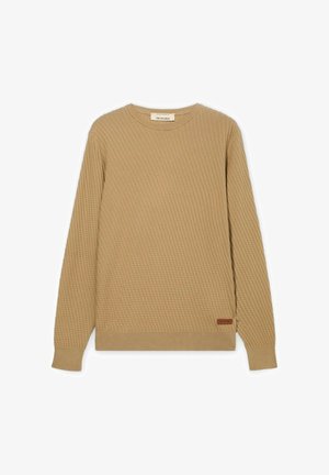 Suéter beige de manga larga con patrón de punto waffle texturizado, escote redondo, puños y dobladillo acanalados, y pequeña etiqueta marrón cerca de la cintura.