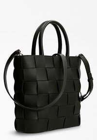 Sac à main noir en cuir tissé texturé, avec deux anses supérieures et une bandoulière réglable. Forme rectangulaire avec un design élégant.