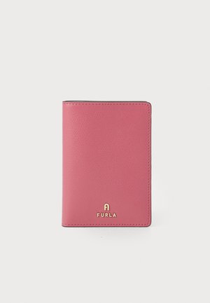 Portefeuille en cuir rose avec une finition texturée, présentant un détail de logo doré et des bords cousus. Forme carrée compacte.