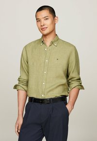 Tommy Hilfiger - PIGMENT DYED REGULAR FIT  - Skjorter - faded olive Miniaturebillede 1