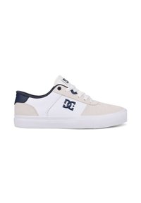 Wildleder- und synthetische Skate-Schuhe in Weiß und Marineblau, ausgestattet mit einem gepolsterten Kragen, strukturierten Gummisohlen und einem auffälligen Logo an der Seite.