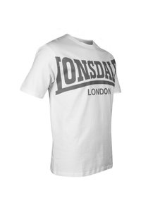 Fehér pamut póló rövid ujjú, amelyen egy nagy szürke grafika látható, amelyen a "LONSDALE LONDON" felirat szerepel az elején.