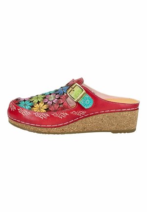 Czerwone drewniaki na koturnie z wielokolorowymi kwiatowymi wycięciami, złotą klamrą na zielono-niebieskim pasku, białym przeszyciem i dekoracyjnymi białymi zawijasami na krawędzi podeszwy.