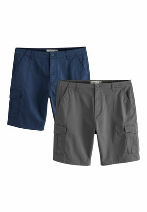 Két pár férfi cargo rövidnadrág, egy sötétkék és egy szürke, mindkettő oldalzsebekkel és derékpántokkal, fehér háttéren bemutatva.