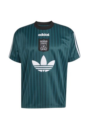 Grün gestreiftes Adidas Liverpool Football Club Trikot mit schwarzem Kragen und weißem Logo sowie Wappen auf der Brust.
