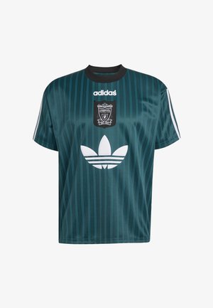 Grün gestreiftes Adidas Liverpool Football Club Trikot mit schwarzem Kragen und weißem Logo sowie Wappen auf der Brust.