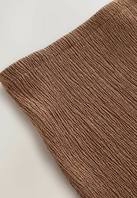 Barna szövet sűrű, függőleges ráncos textúrával, közeli kép a felső részről enyhén rugalmas nyúlással.