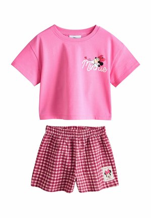 Różowy krótki top z krótkim rękawem z grafiką Myszki Minnie oraz pasujące czerwone szorty w kratkę z naszywką Minnie na nodze.