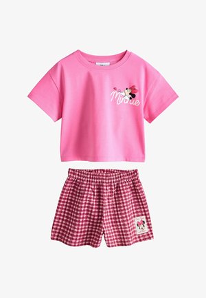 Pink kortærmet crop top med Minnie Mouse grafik og matchende røde ternede shorts med Minnie-mærke på benet.