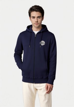 Felpa con zip color navy realizzata in tessuto morbido, dotata di logo frontale, cappuccio con cordino e tasche a marsupio. Polsini e orlo a coste.