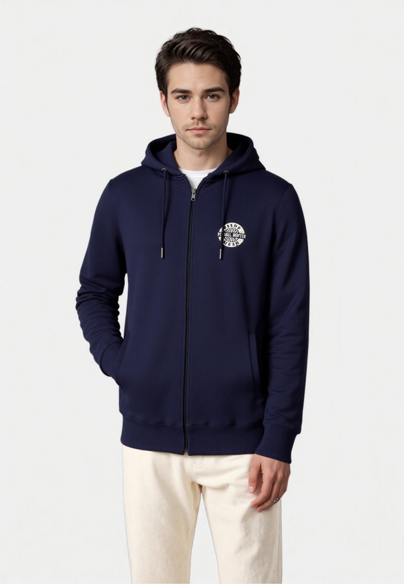 Felpa con zip color navy realizzata in tessuto morbido, dotata di logo frontale, cappuccio con cordino e tasche a marsupio. Polsini e orlo a coste.