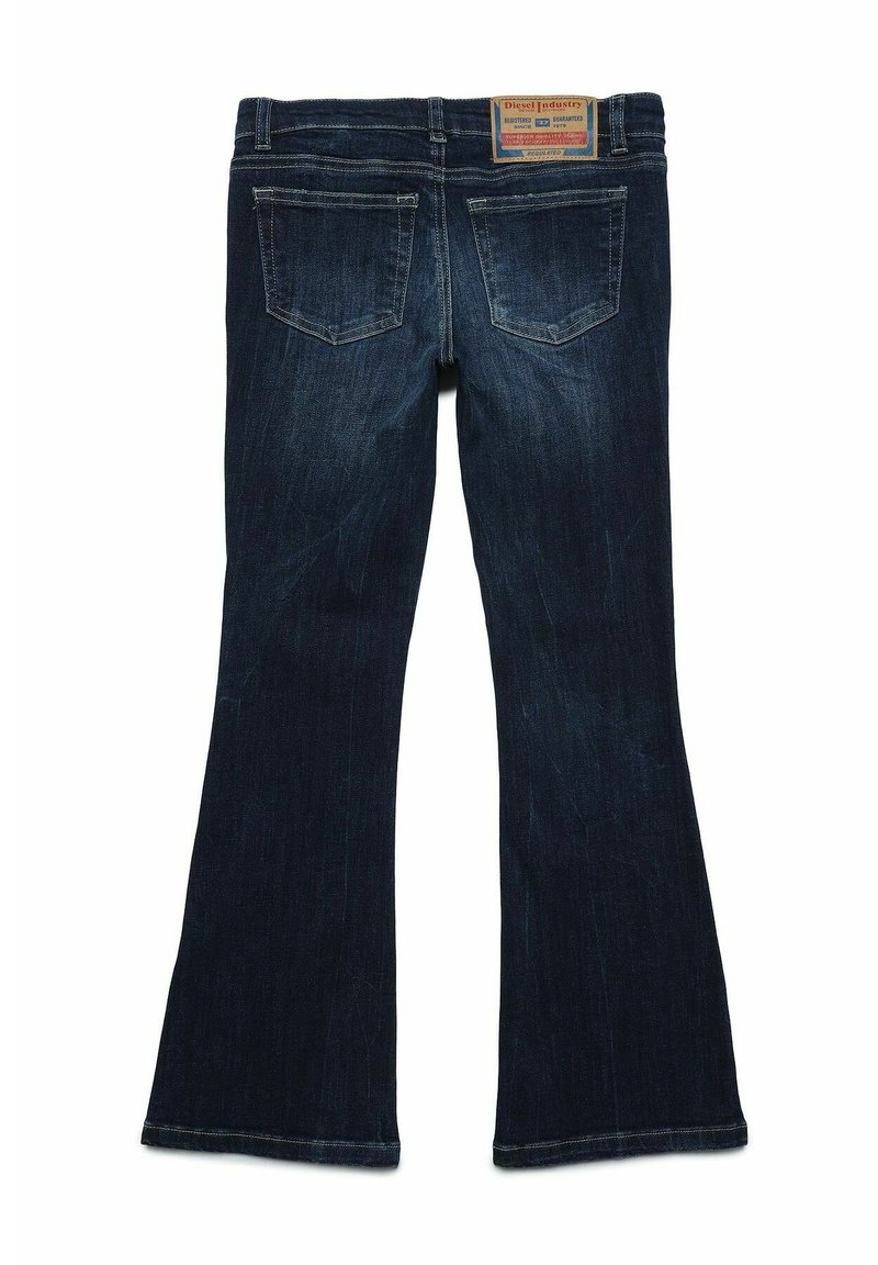 Jeans svasati in denim blu scuro con cinque tasche, cuciture visibili e un'etichetta in pelle marrone sul cinturino posteriore. Texture liscia.