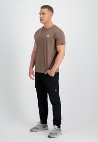 Alpha Industries SMALL LOGO - Tricou basic - taupe