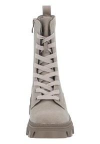 Botte chelsea en suede grise avec un design lacé haut, présentant une fermeture éclair, une semelle texturée et des lacets plats. Finition durable et élégante.