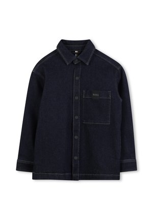 Chemise en denim bleu foncé, à manches longues, à boutons sur le devant et avec col. Emporte une poche poitrine avec une étiquette noire et des coutures contrastées.