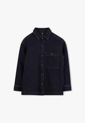 Tmavě modrá denimová košile, dlouhé rukávy, zapínání na knoflíky a límec. Obsahuje náprsní kapsu s černou nálepkou a kontrastní švy.