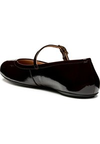 Ballerine in vernice nera con punta arrotondata e cinturino alla caviglia regolabile. Texture liscia con una finitura lucida.