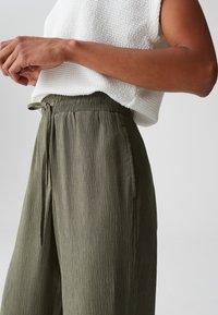 OPUS HIGH RISE LONG WIDE FIT CRINKLE - Trousers - olive leaf
