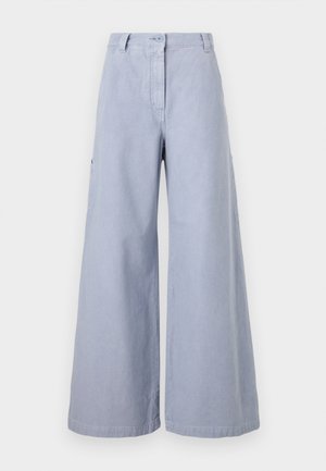 Ανοιχτό μπλε παντελόνι με φαρδιά πόδια και ψηλή μέση, με κούμπωμα κουμπιού, θηλιές για ζώνη και πλαϊνές τσέπες, παρουσιασμένο σε απλό λευκό φόντο.