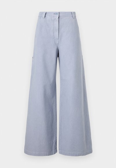 Pantalon large bleu clair taille haute, fermeture à boutons, passants de ceinture et poches latérales, présenté sur un fond blanc uni.
