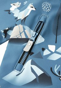 Blauwe stof met een geometrisch patroon van gestileerde vossen, sneeuwvlokken en bergen; inclusief een contrasterende rits in lichtblauw.