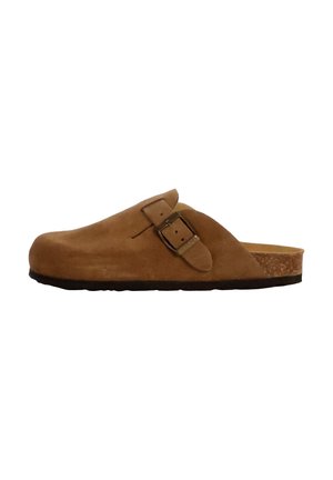 Ciabatta in suede marrone con punta arrotondata, fibbia metallica regolabile, suola intermedia in sughero e suola in gomma texturizzata. Design semplice, stile slip-on.