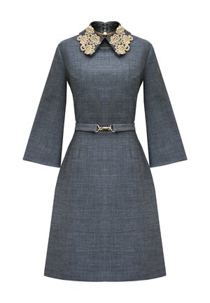 Szara sukienka z dopasowanym pasem, długimi dzwonowymi rękawami i fakturowanym materiałem. Posiada dekoracyjną beżową koronkową kołnierz i złoty pas.