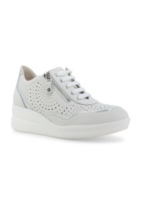 Sneaker bianco con tomaia perforata, dettagli argentati, design con lacci e zip laterale. Presenta una suola ammortizzata per il comfort.