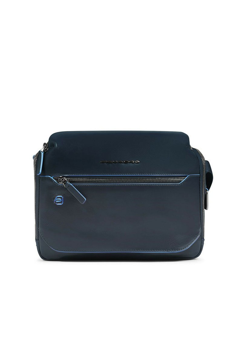 Bolso mensajero de cuero azul marino con un bolsillo delantero con cremallera, costuras en contraste y una cremallera con acento azul. Textura suave y forma estructurada.