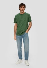 s.Oliver CREW NECK - Jednoduché tričko - tannengrün