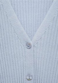 Cárdigan de canalé azul claro con escote en V, tres botones y una textura suave. La tela tiene un brillo sutil y líneas verticales distintivas.