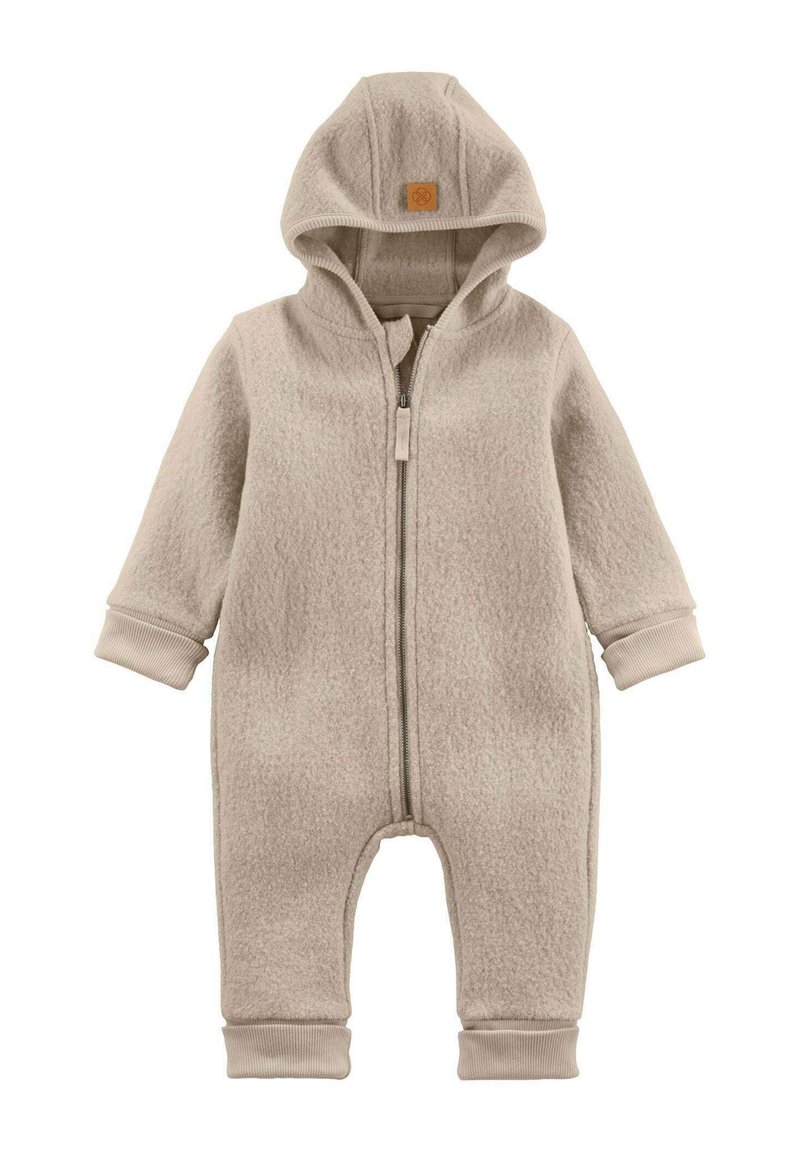 Beiger Fleece-Overall für Babys mit Kapuze, Frontreißverschluss und gerippten Bündchen an den Ärmeln und Knöcheln.