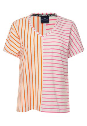Gestreepte V-hals T-shirt met oranje en roze horizontale strepen op een lichte achtergrond. Zacht katoenmateriaal, korte mouwen en een relaxte pasvorm.