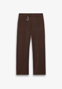 Σκούρα καφέ παντελόνι με ίσια μπατζάκια, θηλιές για ζώνη και μικρό ασημένιο καραμπίνερ τοποθετημένο στη μέση.