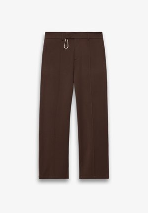 Tumši brūnas taisnstūrveida bikses ar jostas cilpām un mazu sudrabotu karabīna skavu, kas piestiprināta pie jostasvietas.