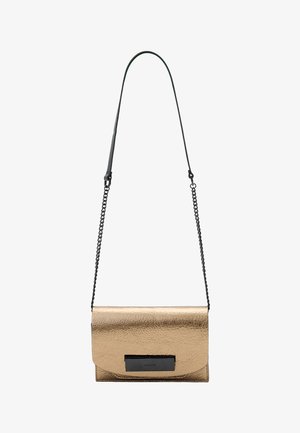Gouden metallic clutch met een gladde textuur, overslagontwerp en een zwart accent met merklogo. Voorzien van een kettingriem voor crossbody gebruik.