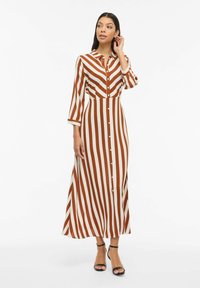 Robe longue boutonnée mettant en avant des rayures verticales marron et crème, un col, des manches trois-quarts, une coupe décontractée et un ourlet évasé.