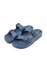 Sandalias de color azul oscuro hechas de goma, con dos correas ajustables con hebillas, plantilla texturizada y suela estriada para mayor tracción.
