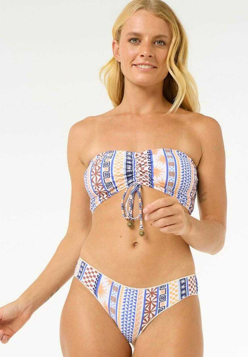 Bikini senza spalline con un motivo geometrico multicolore in blu, arancione e bianco; il tessuto appare liscio con un centro arricciato e un nodo decorativo.