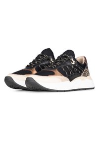 Baskets de sport noires et dorées avec une tige en mesh, des accents en suède contrastants, une semelle blanche épaisse et des détails texturés sur le talon.