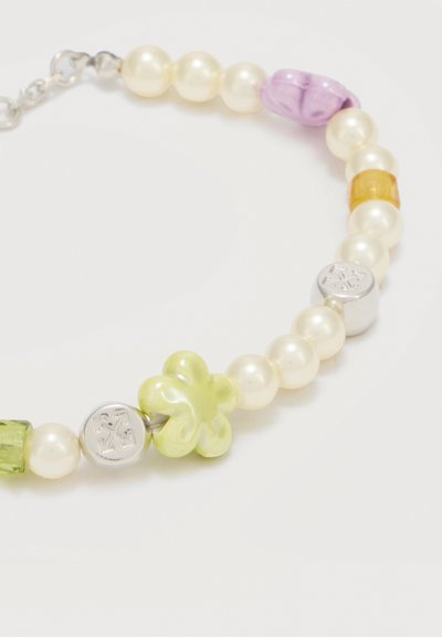 Βραχιόλι με λευκές πέρλες, ασημένιες χάντρες και διακοσμητικές χάντρες σε σχήμα λουλουδιού και ορθογώνιου σε πράσινες, μοβ και κεχριμπαρένιες αποχρώσεις.