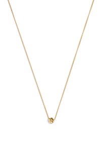 Collier en or avec un pendentif en forme de fleur délicat et texturé, comportant une petite pierre précieuse au centre, conçu pour un port léger.