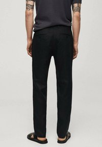 Mango Chino hlače - black