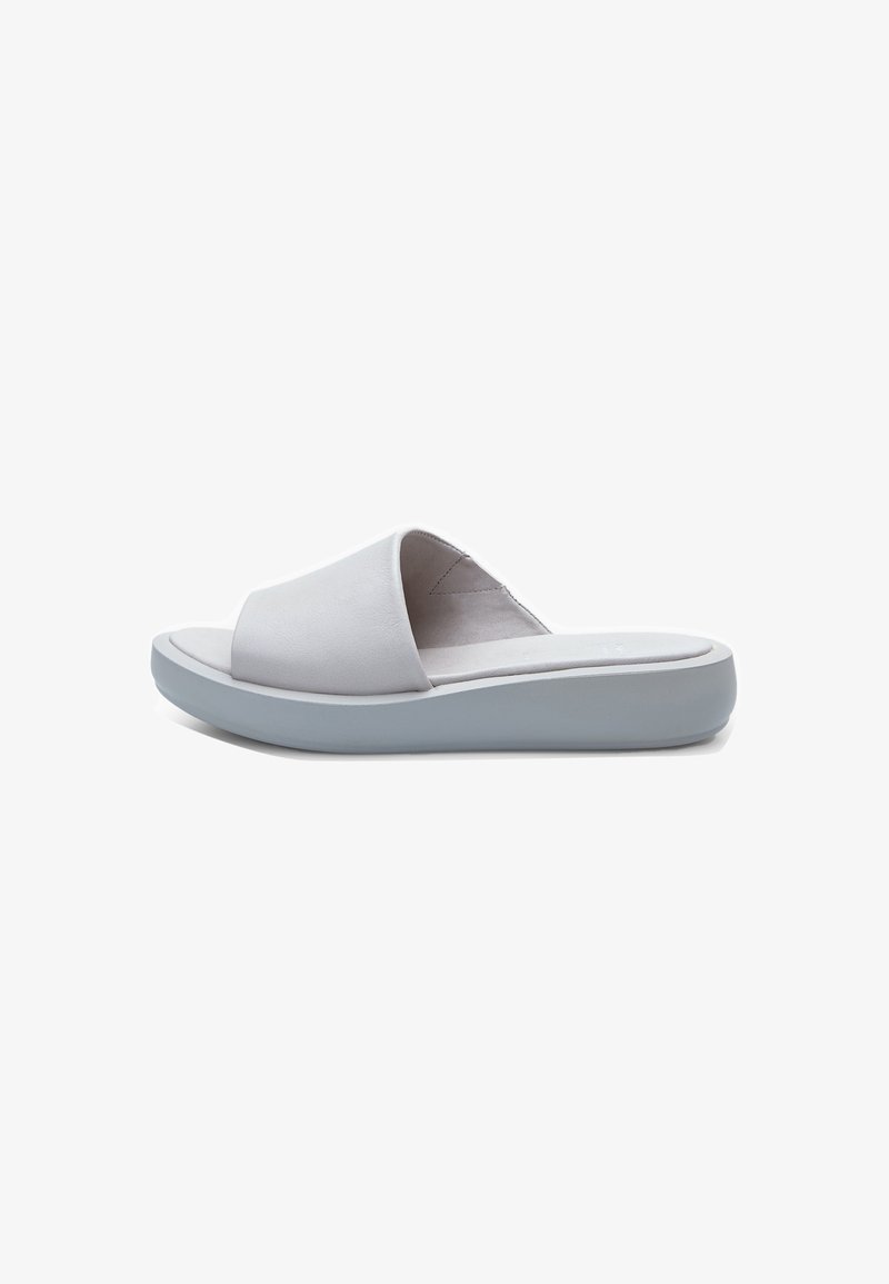 Grå slide-sandal med en slät läderöverdel och en bred rem. Sulan är grå och något tjockare, vilket ger dämpning och stöd.