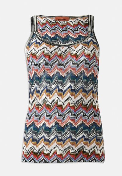 Top de punto sin mangas con un patrón de zigzag multicolor en tonos rojos, azules, negros, blancos y dorados, con escote en forma de barco y etiqueta de Missoni.